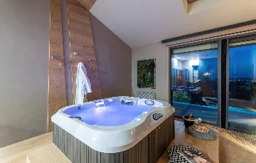 Contemporary Villa with Pool and Jacuzzi in Umag