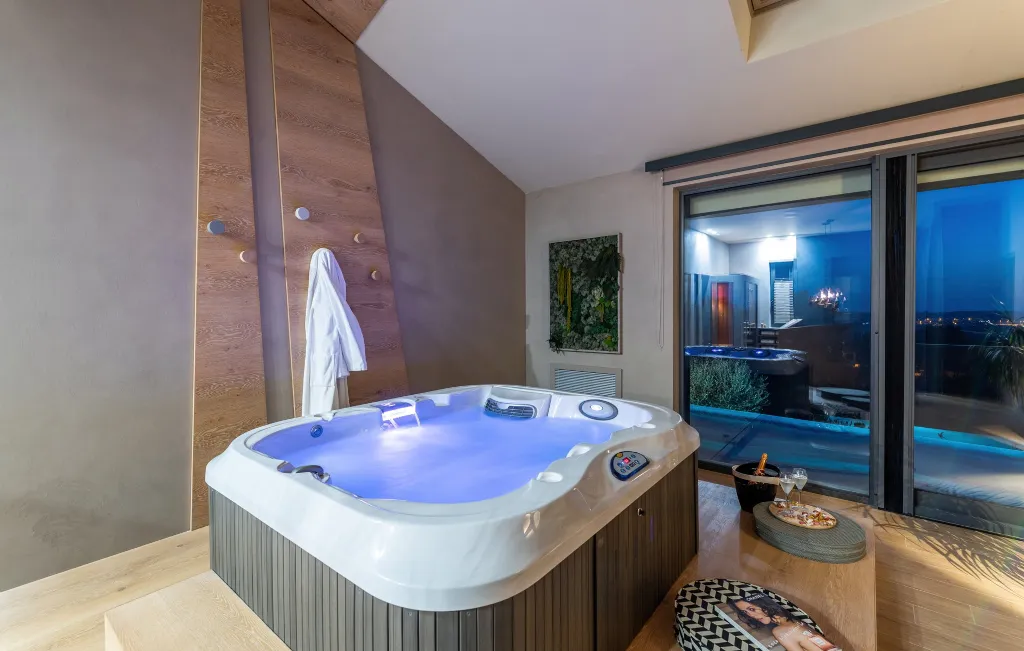 Contemporary Villa with Pool and Jacuzzi in Umag