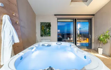 Contemporary Villa with Pool and Jacuzzi in Umag