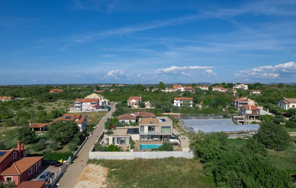 Contemporary Villa with Pool and Jacuzzi in Umag