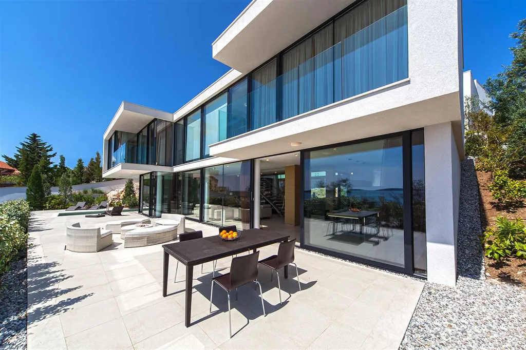 Seafront Villa with Pool in Primošten