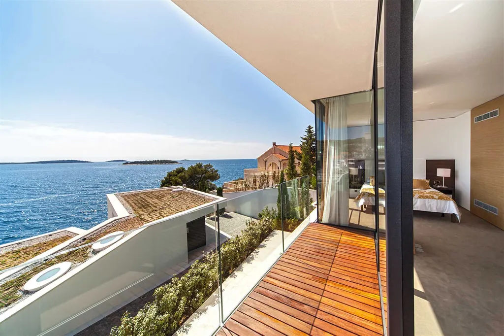 Seafront Villa with Pool in Primošten