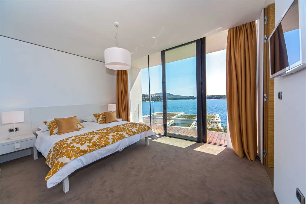 Seafront Villa with Pool in Primošten