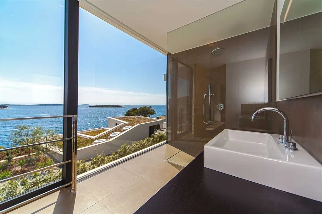 Seafront Villa with Pool in Primošten