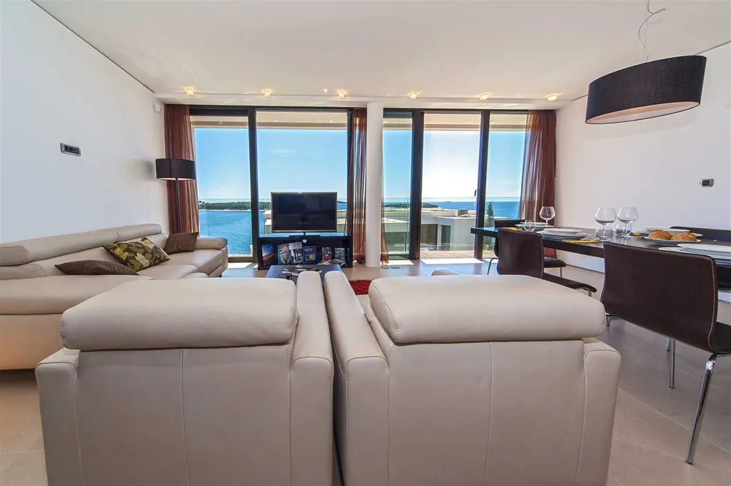 Seaside Apartment Retreat Primošten with Pool Access