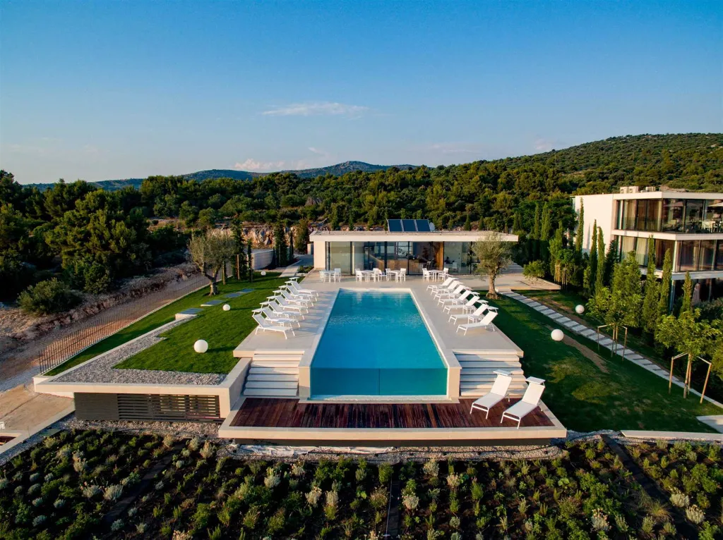 Spacious Seaside Apartment with Terrace in Primošten