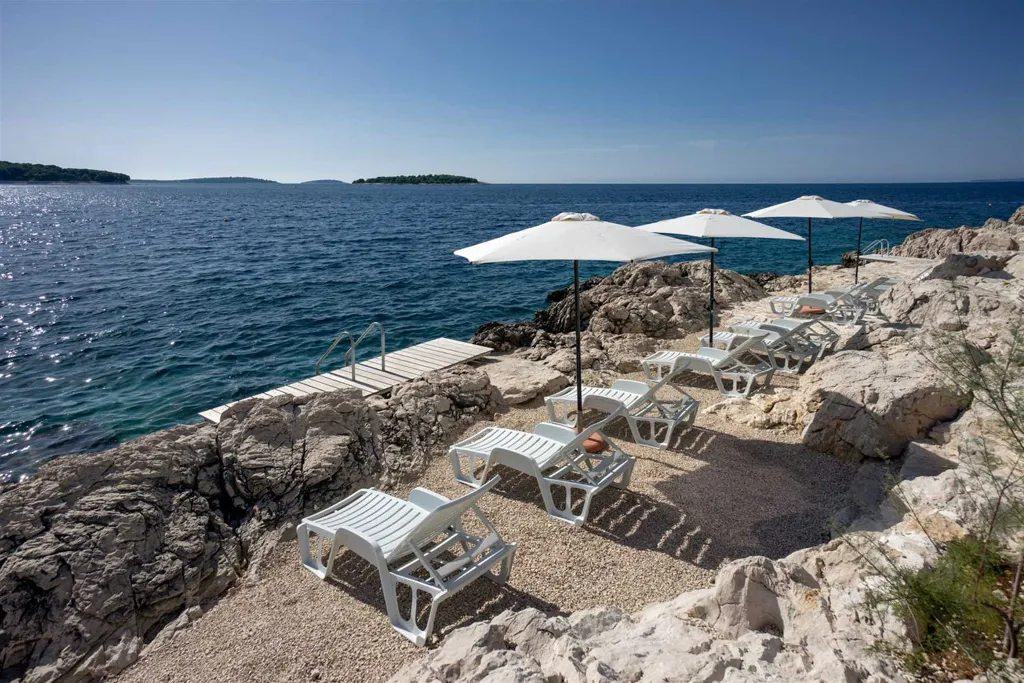 Spacious Seaside Apartment with Terrace in Primošten