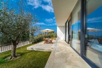 Seaside Family Apartment with Terrace in Primošten