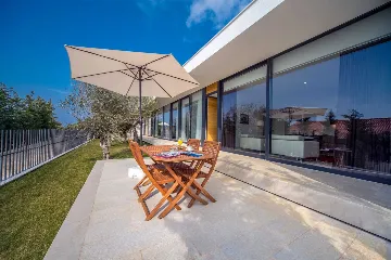 Seaside Family Apartment with Terrace in Primošten