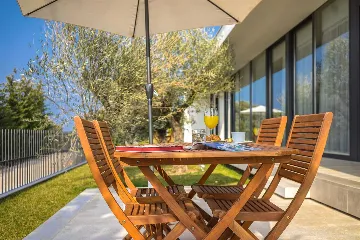Seaside Family Apartment with Terrace in Primošten