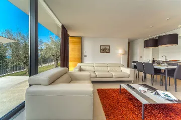 Seaside Family Apartment with Terrace in Primošten