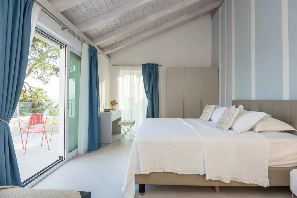 Seafront Stone Villa with Infinity Pool in Selca