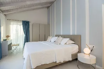 Seafront Stone Villa with Infinity Pool in Selca