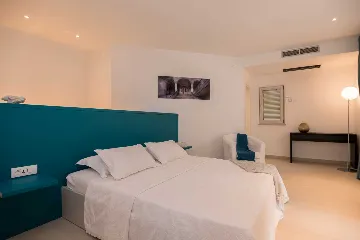 Seafront Stone Villa with Infinity Pool in Selca