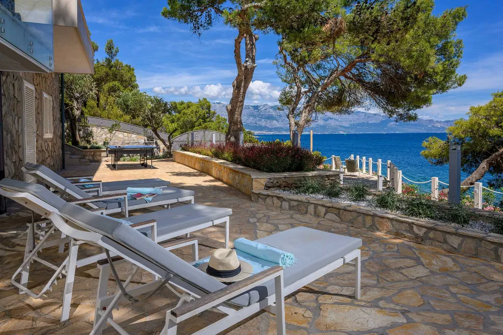 Seafront Stone Villa with Infinity Pool in Selca