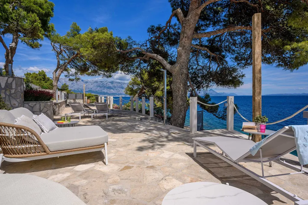 Seafront Stone Villa with Infinity Pool in Selca