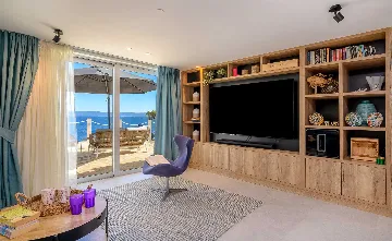 Seafront Stone Villa with Infinity Pool in Selca