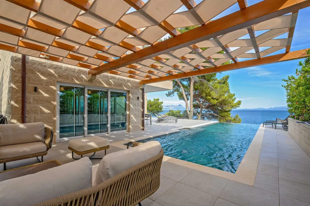 Seafront Stone Villa with Infinity Pool in Selca