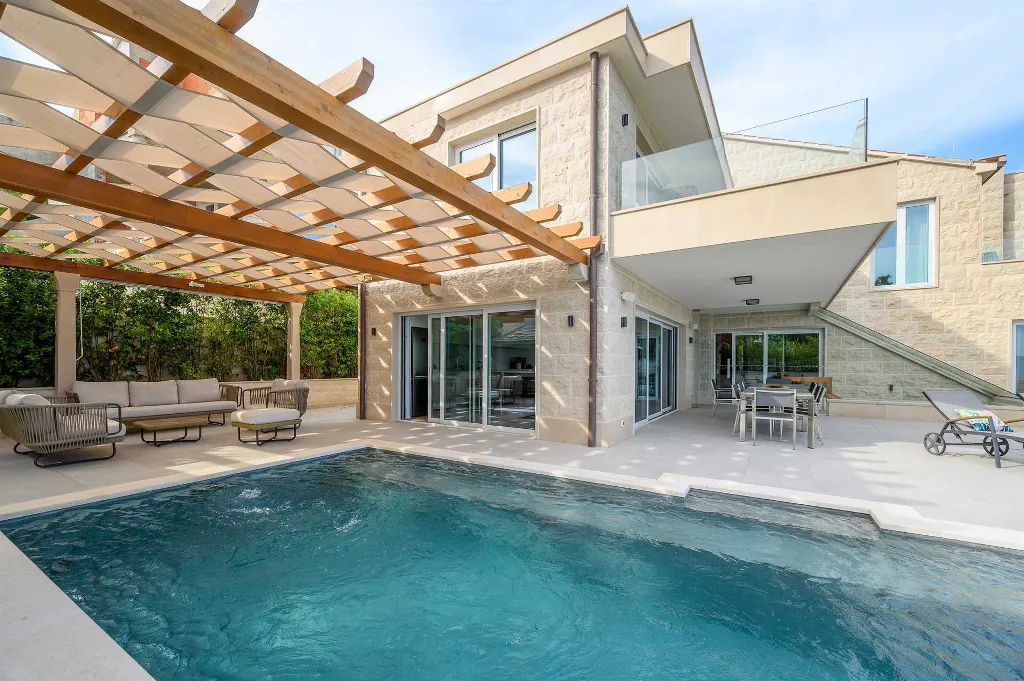 Seafront Stone Villa with Infinity Pool in Selca
