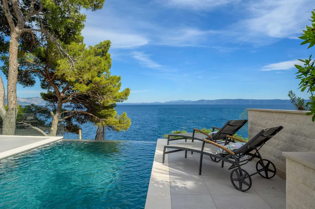 Seafront Stone Villa with Infinity Pool in Selca