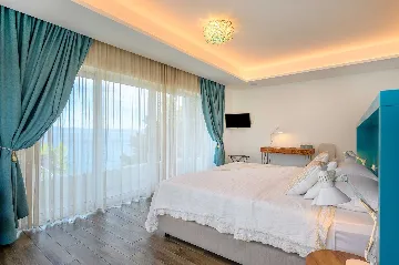 Seafront Stone Villa with Infinity Pool in Selca