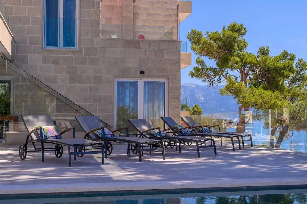 Seafront Stone Villa with Infinity Pool in Selca
