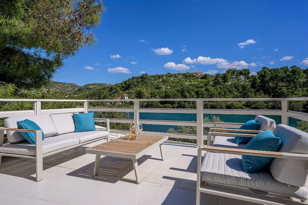 Seaside Villa Retreat with Pool in Bobovišća