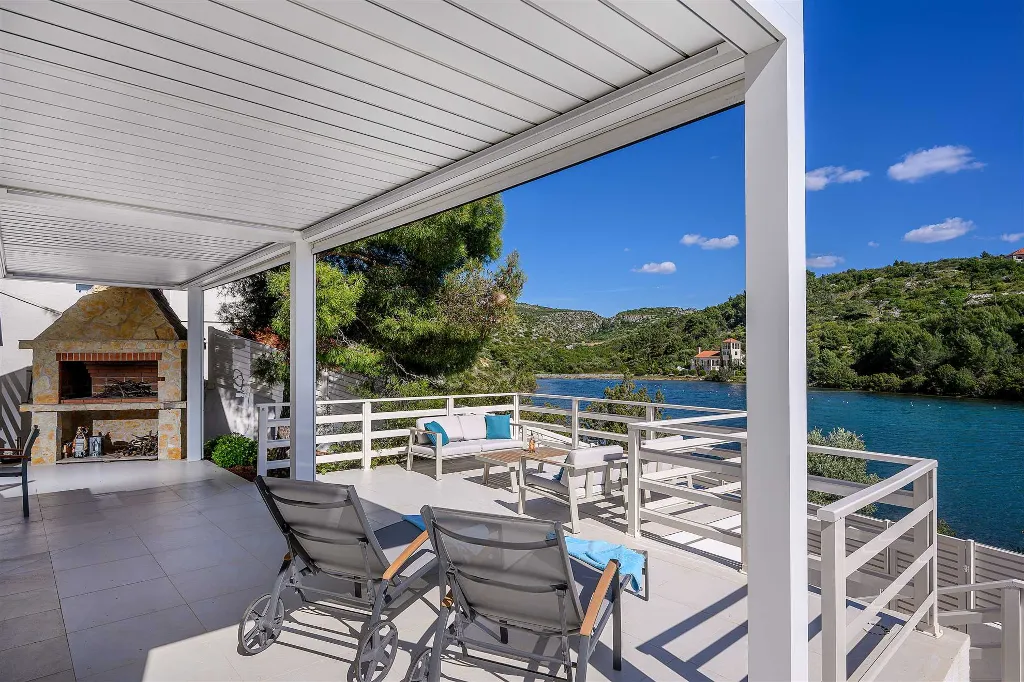 Seaside Villa Retreat with Pool in Bobovišća