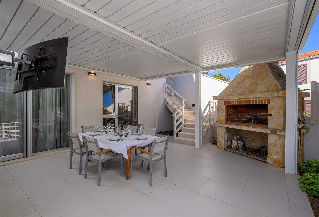 Seaside Villa Retreat with Pool in Bobovišća