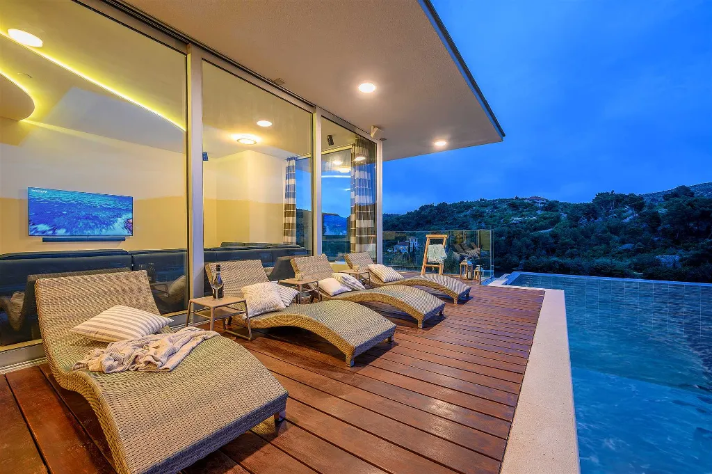 Seaside Villa Retreat with Pool in Bobovišća