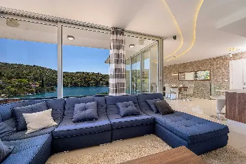 Seaside Villa Retreat with Pool in Bobovišća