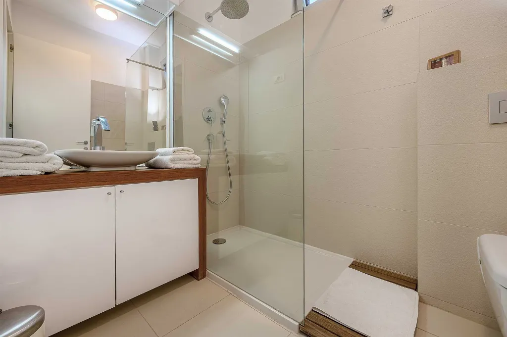 Seaside Villa Retreat with Pool in Bobovišća