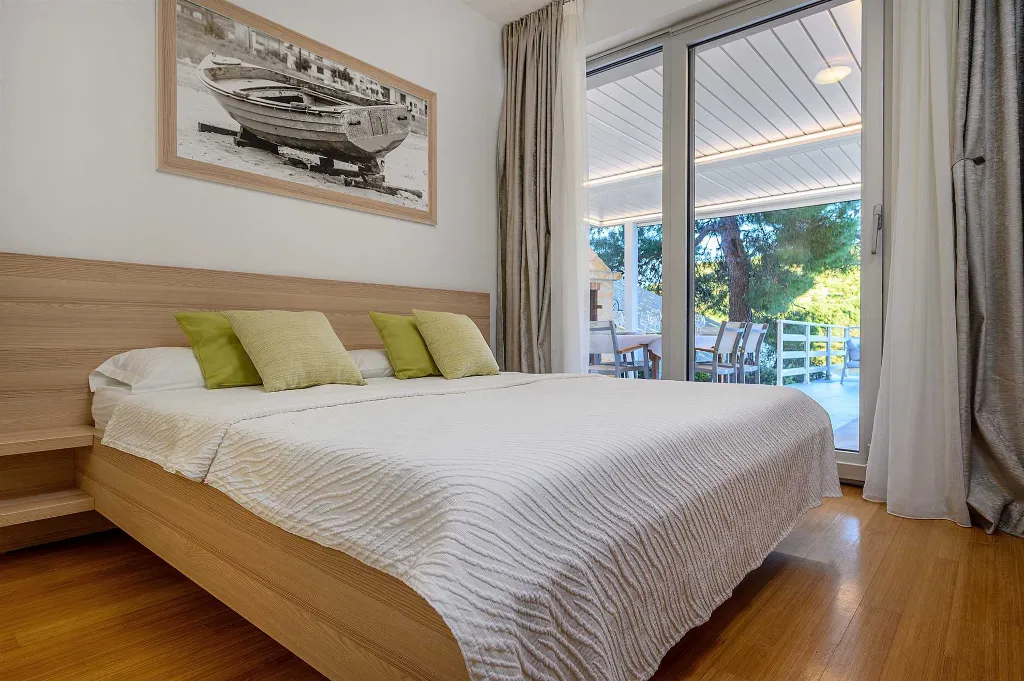 Seaside Villa Retreat with Pool in Bobovišća