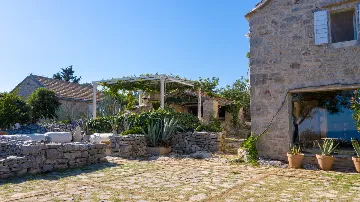 Spacious Villa Retreat with Pool in Jelsa