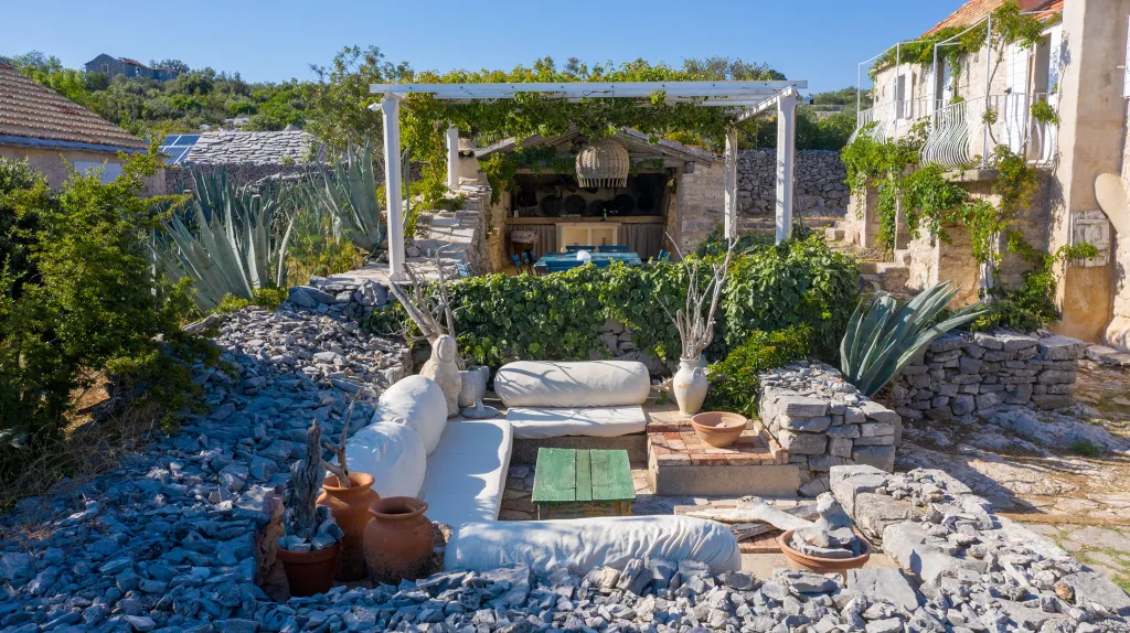 Spacious Villa Retreat with Pool in Jelsa