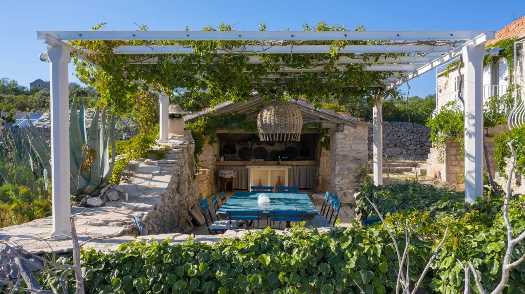 Spacious Villa Retreat with Pool in Jelsa