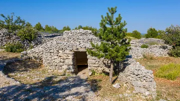 Spacious Villa Retreat with Pool in Jelsa