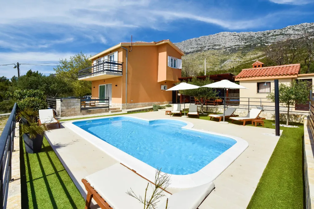 Family Villa with Pool in Kaštel Sućurac