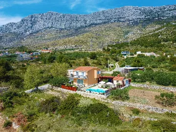 Family Villa with Pool in Kaštel Sućurac