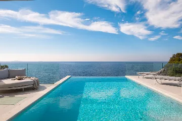 Five-Bedroom Villa with Heated Pool in Primošten