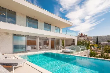 Five-Bedroom Villa with Heated Pool in Primošten
