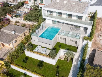 Five-Bedroom Villa with Heated Pool in Primošten