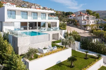 Five-Bedroom Villa with Heated Pool in Primošten