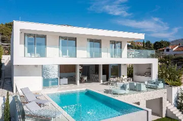 Five-Bedroom Villa with Heated Pool in Primošten