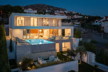 Five-Bedroom Villa with Heated Pool in Primošten