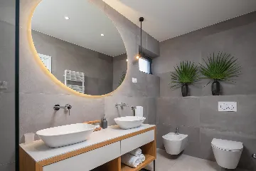 Contemporary Villa Complex With Pools, Jezera