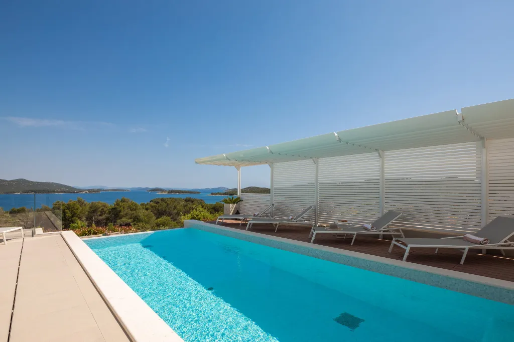 Contemporary Villa Complex With Pools, Jezera