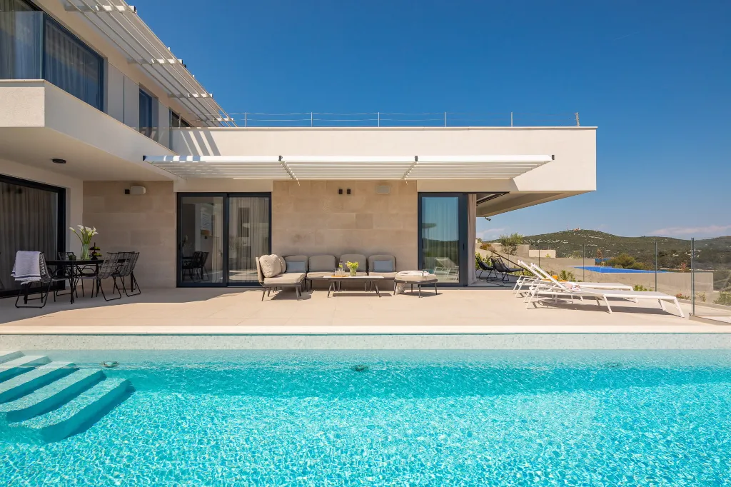 Contemporary Villa Complex With Pools, Jezera