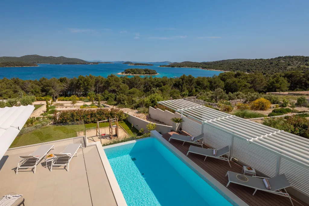 Contemporary Villa Complex With Pools, Jezera