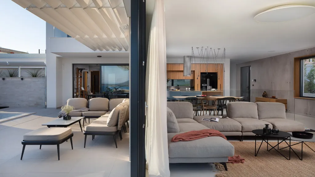 Contemporary Villa Complex With Pools, Jezera